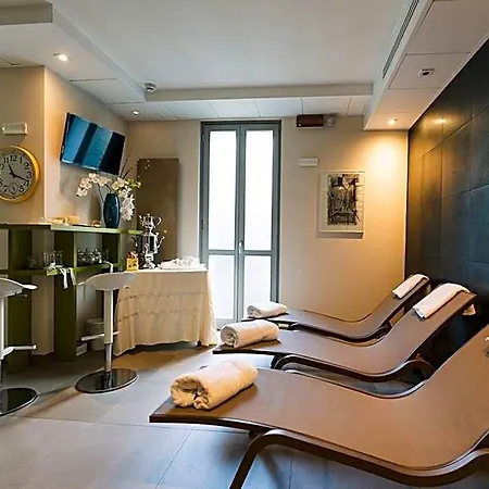 Parini Hotel